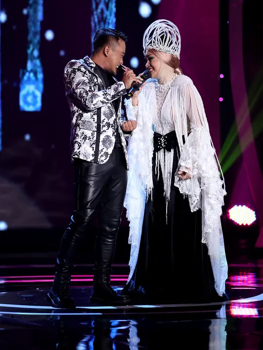 Setelah penampilan dua kontestan cantik yang melakukan duet dengan penyanyi kenamaan tanah air, tak ketinggalan Danang, kontestan dari Indonesia juga melakukan duet. Dalam kesempatan ini ia berduet dengan Iyeth Bustami. (Andy Masela/Bintang.com)