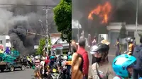 Kebakaran hebat melanda kompleks pertokoan yang berada di sebelah selatan perempatan Zaeni, di Jalan Kartini, Rembang Kota, Rabu (5/8/2020). (Liputan6.com/ Ahmad Adirin)