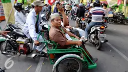 Peserta Muktamar NU menaiki Bentor (Becak Motor) dikawasan Alun - Alun Kota, Jombang, Jawa Timur, Rabu (5/8/2015). Becak motor menjadi Kendaraan pilihan para peserta Muktamar NU untuk keliling Kota Jombang. (Liputan6.com/JohanTallo)