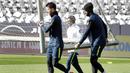 Kiper Brasil, Neto dan Alisson, menggotong gawang saat latihan jelang laga persahabatan di Berlin, Jerman, Selasa, (27/3/2018). Brasil akan berhadapan dengan Jerman. (AP/Michael Sohn)