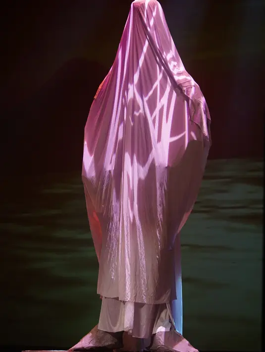 Pementasan yang di belakangnya terdapat orang hebat seperti Butet Kertaredjasa, Agus Noor, Djaduk Ferianto serta Putu Fajar Arcana, berkisah perusahaan global Paradize Capitol Corporation yang menguasai sebuah Negara. (Nurwahyunan/Bintang.com)