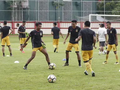 Pemain Bhayangkara FC, Muhammad Hargianto, berusaha merebut bola saat latihan jelang laga Piala Indonesia 2019 di Stadion PTIK, Jakarta, Kamis (31/1). Bhayangkara FC akan berhadapan dengan PSBL Langsa. (Bola.com/M. Iqbal Ichsan)