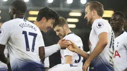Pemain Tottenham Hotspur, Son Heung-min dan Harry Kane melakukan selebrasi usai membobol gawang Everton pada laga Premier League di Stadion Goodison Park, Minggu (23/12). Tottenham Hotspur menang 6-2 atas Everton. (AP/Jon Super)