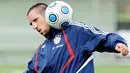 Gelandang Bayern Muenchen, Franck Ribery dalam sesi latihan tim di Munich, 6 Juli 2009. Ribery banyak dispekulasikan hengkang dari Bayern di bursa transfer musim panas. AFP PHOTO/OLIVER LANG
