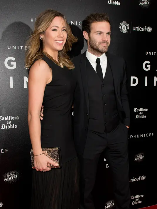 Gelandang Manchester United, Juan Mata (kanan) dan pacarnya Evelina Kamph berpose di atas karpet merah saat mereka tiba untuk menghadiri "Inggris untuk UNICEF Gala Dinner" di Old Trafford, Manchester, Inggris, (29/11). (AFP PHOTO/OLI SCARFF)