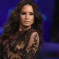 Penyanyi cantik Demi Lovato berpose setibanya menghadiri ajang penghargaan MTV Video Music Awards (VMA)  2017 di California, Minggu (27/8). Penyanyi 25 tahun ini mengenakan atasan lace hitam rancangan desainer Zuhair Murad. (Chris Pizzello/Invision/AP)