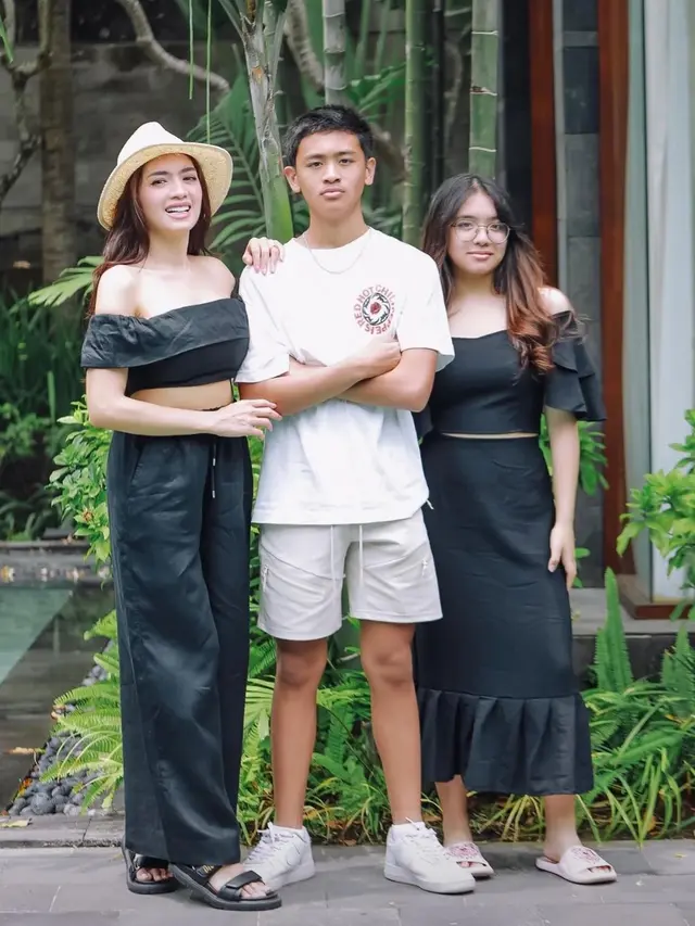7 Potret Kebersamaan Angel Karamoy dan Lovely Rumangkang, Disebut Bak Kakak Adik