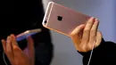 Pelanggan memperlihatkan iPhone 6s  saat peluncuran resmi di toko Apple, Sydney, Australia, (25/9/2015). iPhone 6s dibandrol dengan harga sekitar 12 juta - 15 juta rupiah, sedangkan 6s Plus 13 juta - 17 juta rupiah. (REUTERS/David Gray)