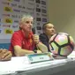 Ivan Kolev (tengah) bersama Sansan Fauzi (kiri) memberi keterangan usai Persib vs PS TNI (Liputan6.com/Kukuh Saokani)