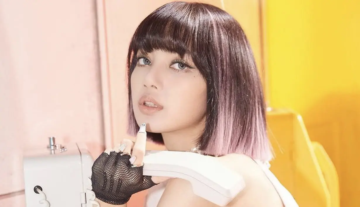 Higlight rambut tidak melulu harus bold. Seperti Lisa yang menggunakan  gaya higlight pada rambut bobnya. Ia memadukan dua warna, hitam dan pink sebagai highlight. Instagtam @lalalalisa_m