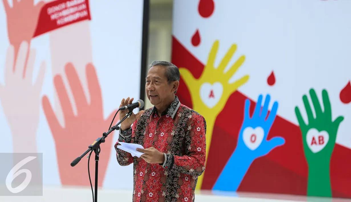 Pelaksana Harian Ketua Umum PMI Ginadnjar Kartasasmita memberi sambutan di Istana Bogor, Jumat (18/12). Di acara itu, 893 orang yang telah melakukan 100 kali donor darah mendapat Tanda Kehormatan Satyalencana Kebaktian Sosial (Liputan6.com/Faizal Fanani)