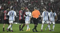 Selebrasi Lionel Messi (tengah) setelah mencetak gol dalam acara pertandingan perpisahan Maxi Rodriguez sebagai pesepak bola profesional yang diselenggarakan di Marcelo Bielsa Stadium, Argentina, Minggu (25/6/2023). (AFP/Stringer)