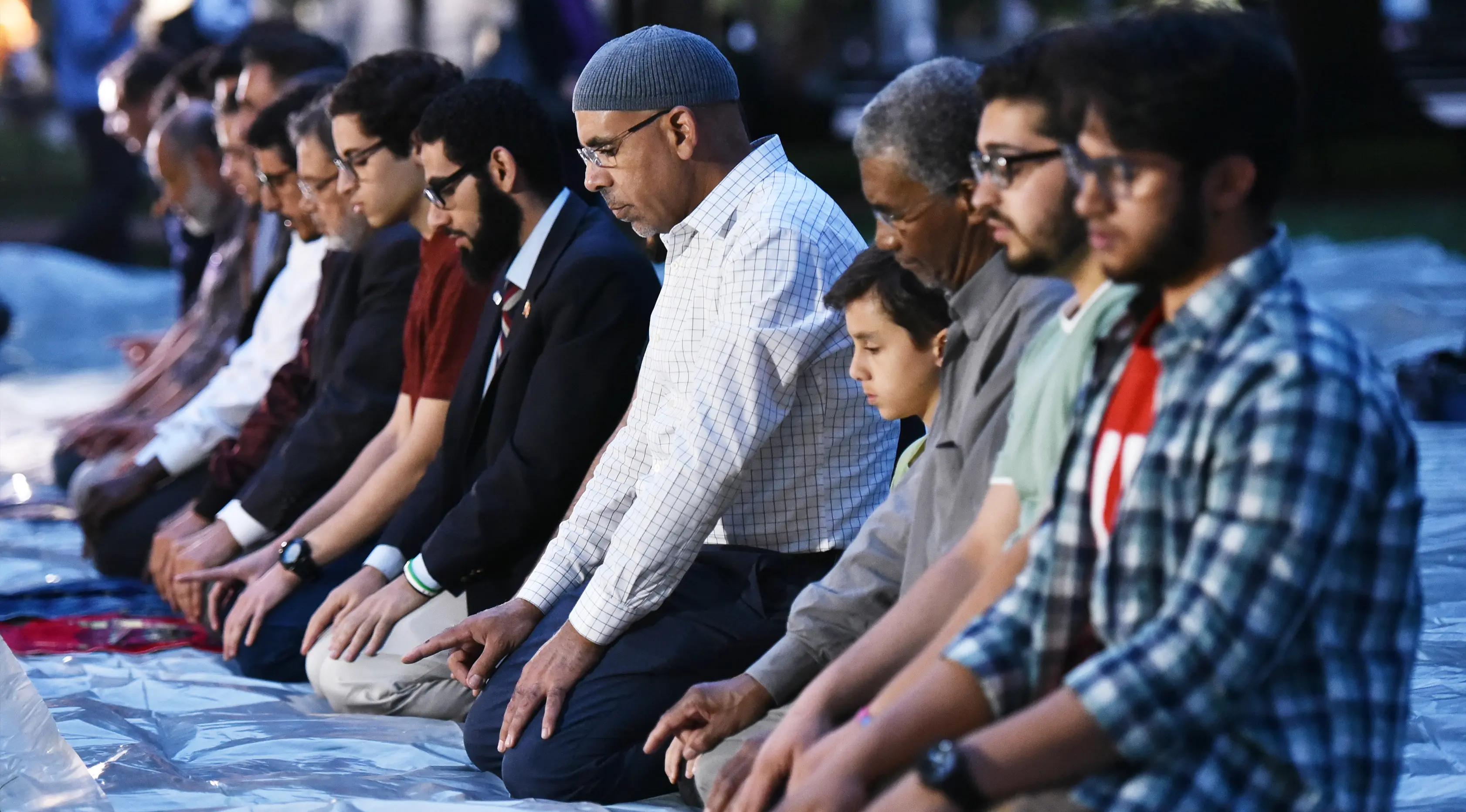 Jemaah muslim pria melakukan salat sebelum berbuka puasa Ramadan di Lafayette Square, Washington DC (6/6). Acara ini juga bertepatan dengan buka puasa bersama yang diikuti Presiden AS, Donald Trump di Gedung Putih. (AFP/Mandel Ngan)