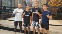 Dua petarung Indonesia,&nbsp;Rio Tirto (tengah kiri) dan Denny Daffa (tengah kanan), bakal mencoba peruntungan mengikuti jejak Jeka Saragih yang berhasil mendapat kontrak dari UFC dengan bersaing lewat ajang Road to UFC Season 4 pada 22-23 Mei mendatang. (Istimewa)