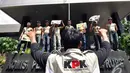 Massa GAGAK berbaris di depan Gedung KPK sambil bertelanjang dada saat melakukan aksi menunutut KPK menangkap penyuap Akil Mochtar, Jakarta, Rabu (17/12/2014). (Liputan6.com/Miftahul Hayat) 