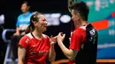 Reaksi Huang Ya Qiong (kiri) dan Zheng Si Wei saat melawan Dejan Ferdinansyah dan Gloria Emanuelle Widjaja pada pertandingan semifinal ganda campuran turnamen bulu tangkis Malaysia Open 2023 di Bukit Jalil Axiata Arena, Kuala Lumpur, Malaysia, Sabtu (14/1/2023). Dejan Ferdinansyah/Gloria Emanuelle Widjaja gagal merebut tiket final Malaysia Open 2023 setelah ditaklukkan Zheng Si Wei/Huang Ya Qiong. (AP Photo/Kien Huo)