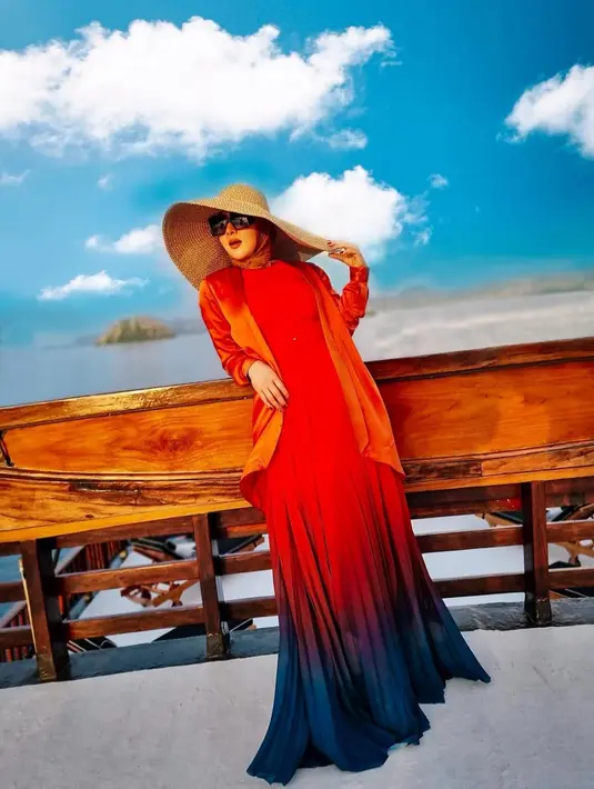 Main di pantai memang tak lengkap rasanya jika tak pakai topi. Gaya Syahrini dengan topi besar ini bisa jadi inspirasi buat kamu yang sedang berlibur ke pantai.(Liputan6.com/IG/@princessyahrini)
