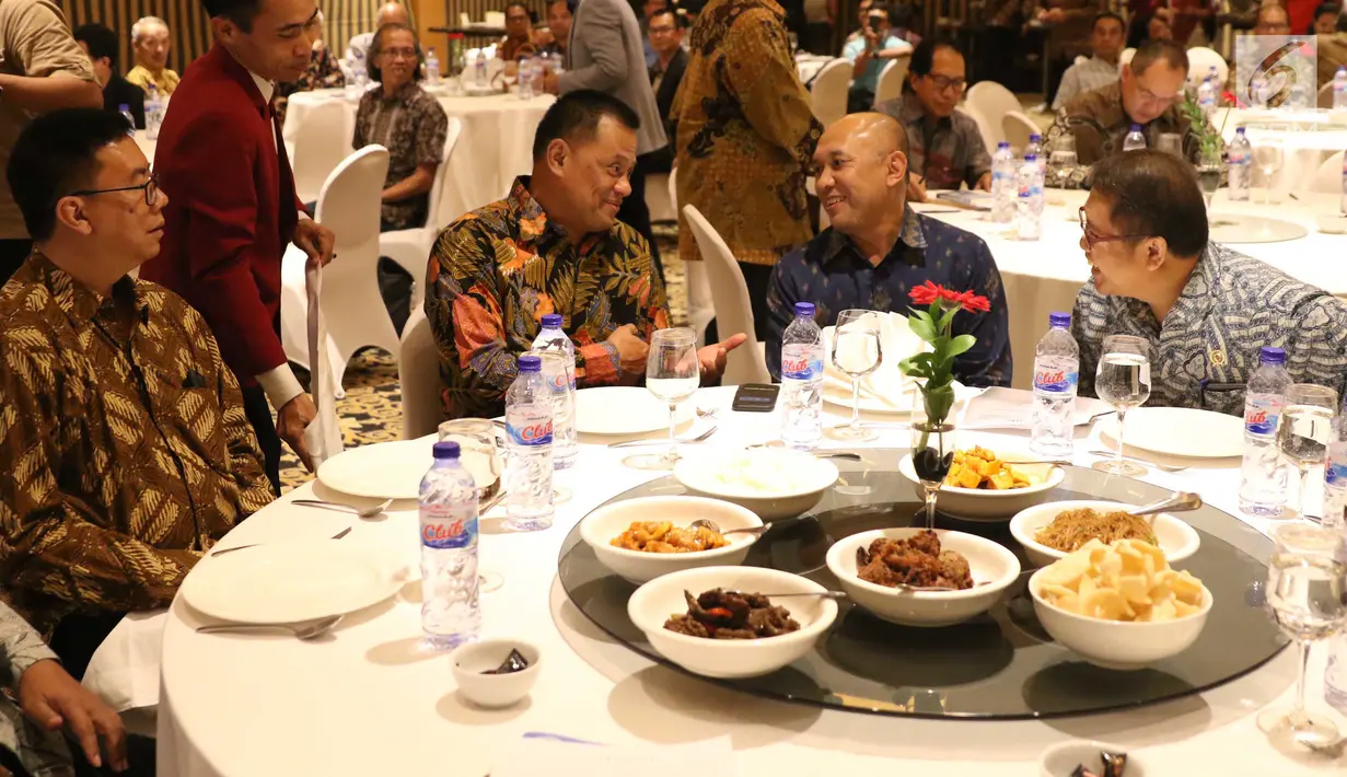 Panglima Jendral TNI Gatot Nurmantio, Kepala Staf Presiden Teten Masduki, dan Menkominfo Rudi Antara saat berbincang pada acara Silaturahmi Dewan Pers dengan Masyarakat Pers di Hotel Aryaduta Jakarta, Jumat (14/7). (Liputan6.com/Angga Yuniar)