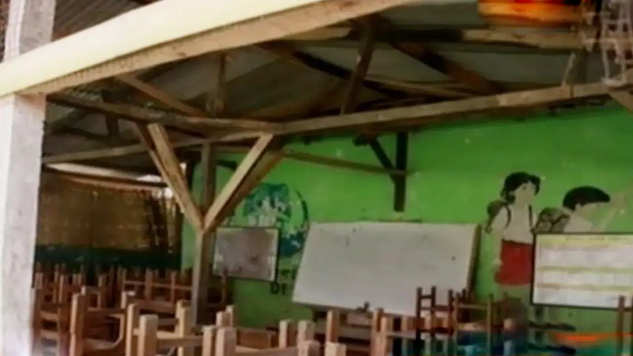 Pundi Amal: Siswa SD Belajar dengan Atap Kelas yang Nyaris Ambruk