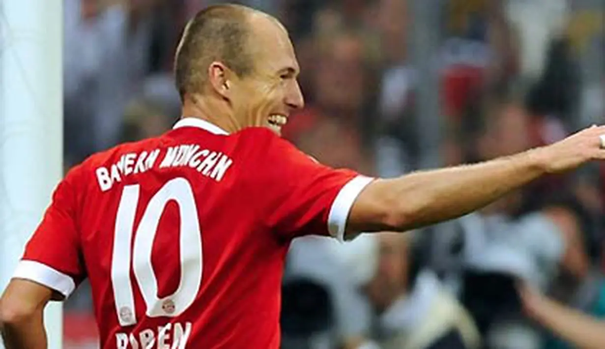 Selebrasi gol dari penyerang Bayern Muenchen, Arjen Robben dala laga debutnya di Bundesliga menghadapi VfL Wolfsburg di Allianz Arena, 29 Agustus 2009. Bayern menang 3-0. AFP PHOTO/OLIVER LANG