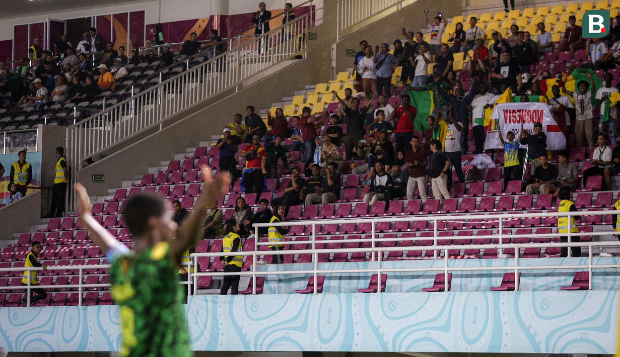 <p>Para suporter Mali melakukan selebrasi setelah Timnas Mali U-17 mencetak gol pertama ke gawang Timnas Argentina U-17 melalui Ibrahim Diarra pada laga perebutan tempat ketiga Piala Dunia U-17 2023 di Stadion Manahan, Solo, Jumat (1/12/2023). (Bola.com/Bagaskara Lazuardi)</p>