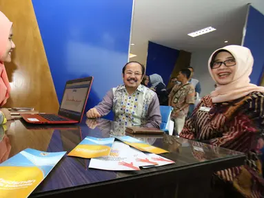 Pimpinan Ombudsman, Amzulian Rifai (tengah) dan Wakil Pimpinan, Lely Pelitasari (kanan) saat menghadiri peresmian pusat pelaporan dan media center di Ombudsman, Jakarta, Rabu (8/2). (Liputan6.com/Helmi Afandi) 