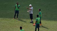 Pelatih Timnas Indonesia, Alfred Riedl memberikan instruksi kepada para pemain saat seleksi tahap ke-2 di Stadion Pakansari, Bogor, Selasa (16/8/2016). (Bola.com/Nicklas Hanoatubun)
