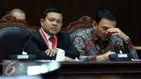 Senyum Gubernur DKI Jakarta, Basuki T Purnama saat menghadiri sidang lanjutan di MK, Jakarta, Senin (5/9). Ahok menjalani Sidang Lanjutan dengan agenda mendengarkan keterangan Presiden dan DPR. (Liputan6.com/Johan Tallo)