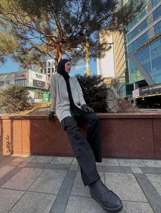 Dikenal feminin, Paula Verhoeven tak ragu untuk tampil boyish saat berada di Korea Selatan [@paula_verhoeven]