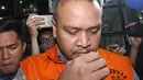 Tersangka Irvanto Hendra Pambudi Cahyo mengenakan rompi tahanan saat meninggalkan Gedung KPK, Jakarta, Senin (12/3). Irvanto menjalani pemeriksaan terkait kasus dugaan korupsi proyek pengadaan e-KTP. (Liputan6.com/Herman Zakharia)