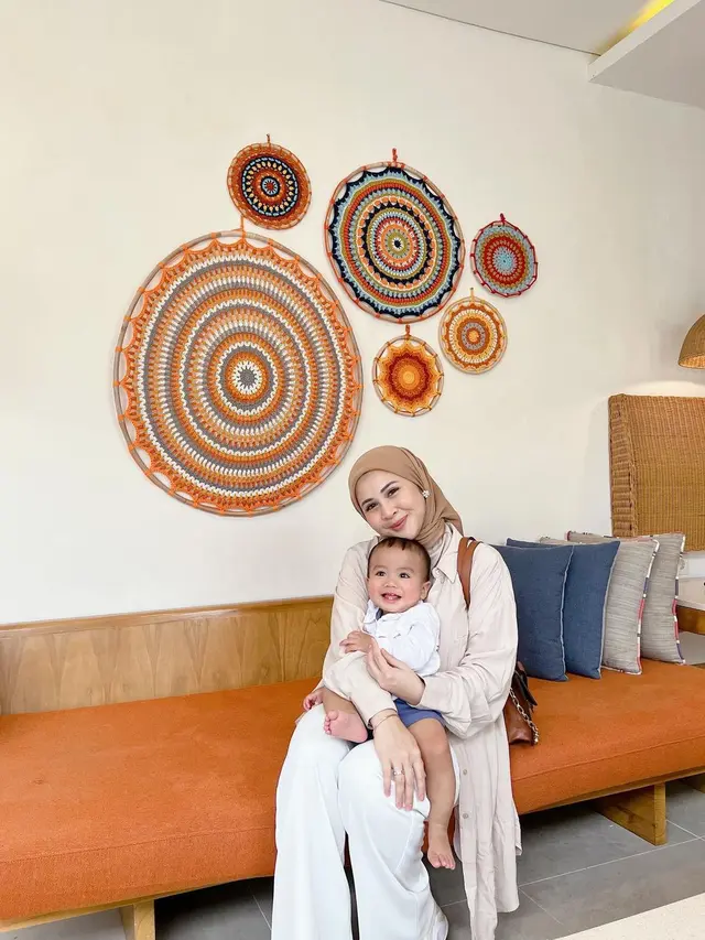 Hamil Anak Kedua, Ini Potret Seru Kesha Ratuliu Saat Asuh Buah Hati