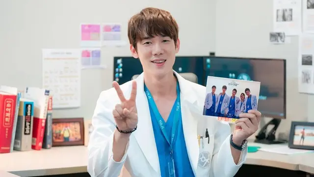 Yoo Yeon Seok di Hospital Playlist 2. (tvN via Instagram/ tvn_drama)