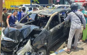 Diduga Pakai Tangki Modifikasi, Mobil Xenia di Sampang Terbakar Setelah Nabrak Tiang