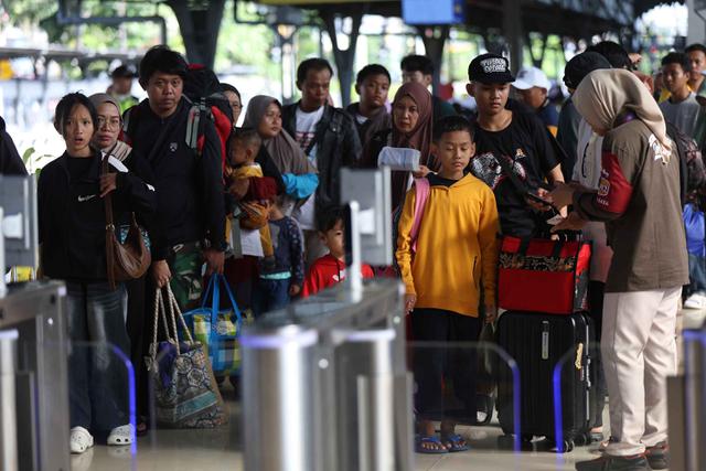 Ribuan Pemudik Padati Stasiun Pasar Senen Jakarta