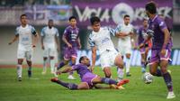 Pemain Persita Tangerang, Nelson Alom (tengah) berusaha merebut bola dari pemain PSIS Semarang, Moh Bahril Fajar Faresa saat laga pekan ke-10 BRI Liga 1 2022/2023 antara Persita Tangerang melawan PSIS Semarang di Stadion Indomilk Arena, Tangerang, Rabu (14/9/2022). (Bola.com/Bagaskara Lazuardi)