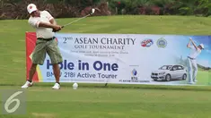 Salah satu peserta melakukan pukulan saat Asean Charity Golf Tournament 2 di Damai Indah Golf, Tangerang, Minggu (16/10). Tunamen Golf ini bertujuan untuk membumikan dan memasyarakatkan ASEAN. (Liputan6.com/Herman Zakharia)