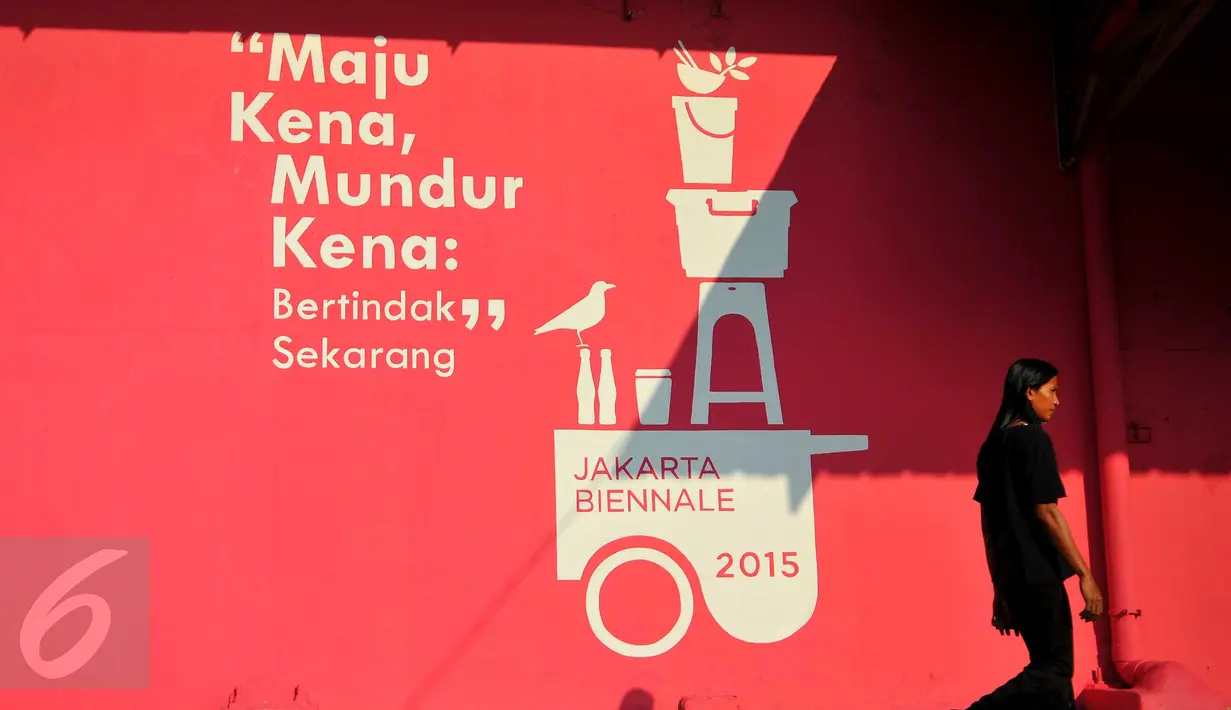 Pameran Jakarta Biennale bertema Maju Kena Mundur Kena di Gudang Sarinah, Jakarta, Sabtu (14/11/2015). Pameran ini diikuti seniman dari dalam dan luar negeri. Pameran berlangsung dari 15 November 2015 - 17 Januari 2016. (Liputan6.com/ Gempur M Surya)