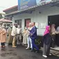 Sejumlah korban penipuan First Travel mendatangi kantor Kejari Kota Depok. (Liputan6.com/Dicky Agung Prihanto)