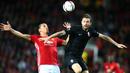 Duel pemain Zorya, Artem Gordiyenko (kanan) dan Zlatan Ibrahimovic pada laga kedua Grup A Liga Europa di Old Trafford, Jumat (30/9/2016) dini hari WIB. (AP/Dave Thompson)