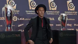 Pemain Barcelona, Neymar berfoto sebelum acara penghargaan LFP (Spanish Professional League) 2014-2015 di Barcelona, Selasa (1/12/2015) dini hari WIB. Neymar meraih penghargaan Best American Player.  (AFP Photo/ Lluis Gene)