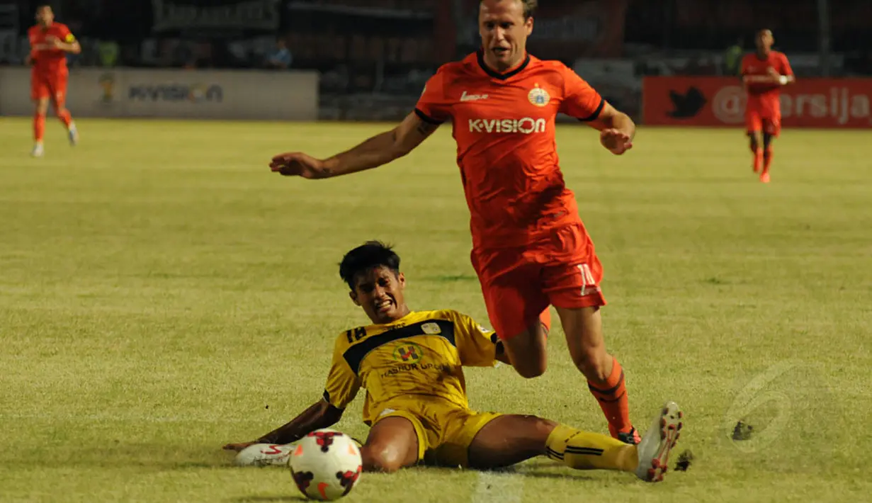 Bek Barito Putera, Guntur Ariyadi (bawah), mencoba menahan pergerakan pemain depan Persija, Ivan Bosnjak, di laga lanjutan Indonesia Super League di Stadion GBK, (5/9/2014). (Liputan6.com/Helmi Fithriansyah)