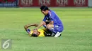 Pemain Sriwijaya FC, Titus Bonai terkapar saat Semifinal Piala Presiden 2015 melawan Arema Cronus, Malang, Sabtu (3/10/2015). Pertandingan berakhir imbang dengan skor 1-1. (Liputan6.com/Yoppy Renato)