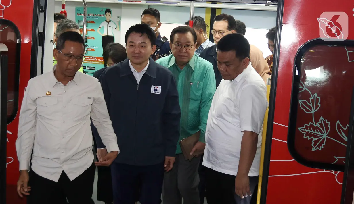 Heru Budi didampingi oleh Kepala Dinas Perhubungan Syafrin Liputo, Asisten Bidang Perekonomian dan Keuangan Sekda DKI Jakarta Sri Haryati dan Direktur Utama PT Jakarta Propertindo (Jakpro) Iwan Takwin. (Liputan6.com/Herman Zakharia)