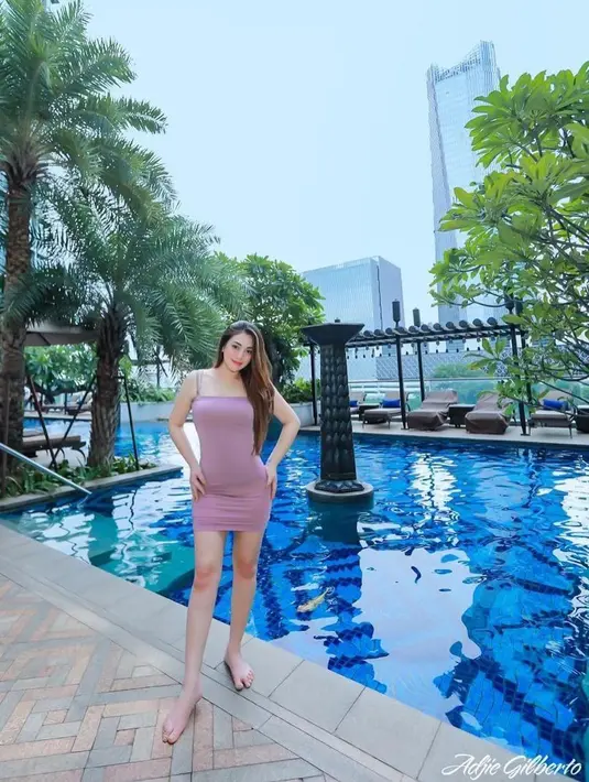 Saat ditanya apakag Kalina cemburu dengan dirinya, Celine pun menampik dan tak mengetahui hal tersebut. Ia meminta awak media untuk menanyakan langsung ke Kalina.  (Instagram/celine_evangelista)