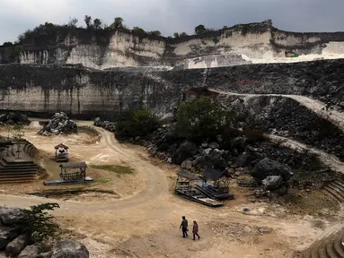 Wisatawan mengunjungi tempat rekreasi penambangan batu kapur di Bukit Jaddih, Bangkalan, Madura, Jawa Timur, Minggu (3/11/2019). Hingga saat ini tempat tersebut masih aktif sebagai lokasi penambangan batu kapur. (Liputan6.com/JohanTallo)