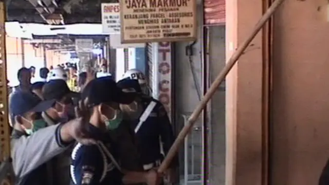 Saling Dorong Saat Penertiban Stasiun Cikini