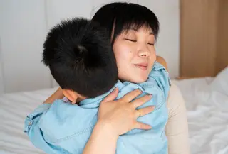 Di tengah rutinitas yang padat, orangtua sering kali tanpa sadar lebih cepat menegur kesalahan anak dibanding menyadari kebaikan kecil yang mereka lakukan. Padahal, tindakan sederhana seperti mau menunggu giliran, mencoba merapikan mainan sendiri, membantu mengambil barang, atau berusaha meminta maaf adalah proses belajar yang besar bagi anak.  (foto/dok: freepik)