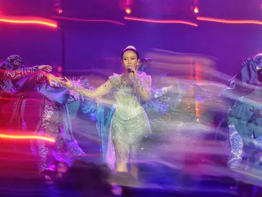 Penyanyi Yura Yunita saat tampil pada konser tunggalnya yang bertajuk Bingah di Istora Gelora Bung Karno, Senayan, Jakarta, Minggu (2/2/2025). (Liputan6.com/Angga Yuniar)
