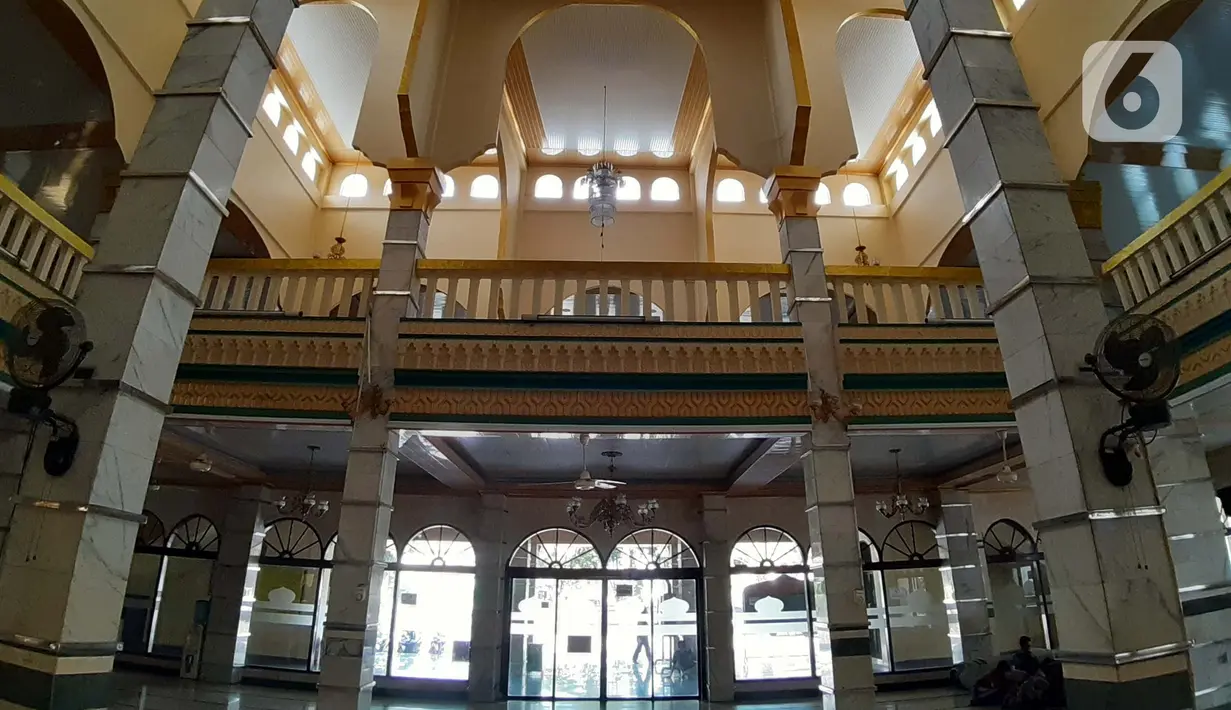 Suasana Masjid Jami' Al Munawwar, Jakarta, Kamis (7/5/2020). Meski di tengah ancaman pandemi COVID-19, sejumlah umat muslim tetap memanfaatkan Masjid Jami' Al Munawwar untuk melaksanakan ibadah di bulan suci Ramadan 1441 H. (Liputan6.com/Helmi Fithriansyah)