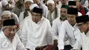 Pasangan Cagub DKI Jakarta No 3 Anies - Sandiaga, Cagub No 1 Agus Yudhoyono dan mantan Mendikbub M Nuh sedang mendengarkan ceramah beserta peserta aksi 112 di Masjid Istiqlal, Jakarta, Sabtu (11/2). (Liputan6.com/Herman Zakharia)